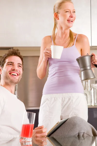 Couple in kitchen having breakfast — Stock Photo, Image