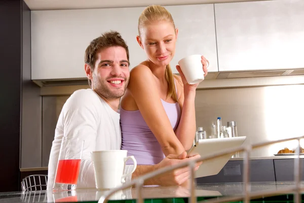 朝食を有するキッチンのカップル — ストック写真