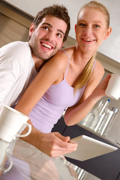 Casal na cozinha tomando café da manhã — Fotografia de Stock