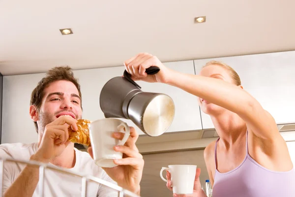 Par i kök med frukost — Stockfoto