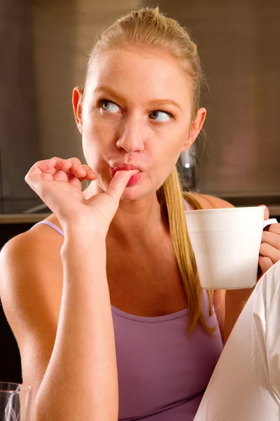 Mulher em casa tomando café da manhã — Fotografia de Stock
