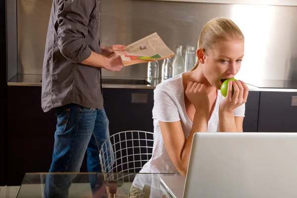 Couple at home woman using laptop — Stock Photo, Image