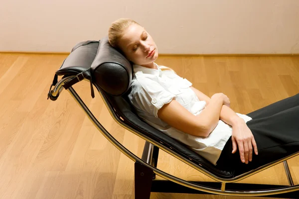 Woman lying on chaise longue — Stock Photo, Image