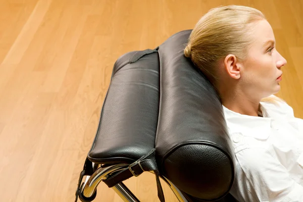 Femme allongée sur chaise longue — Photo
