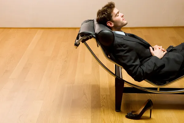 Muž leží na chaise longue — Stock fotografie