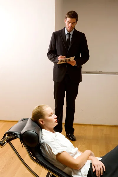Psykiater undersöker en kvinnlig patient — Stockfoto