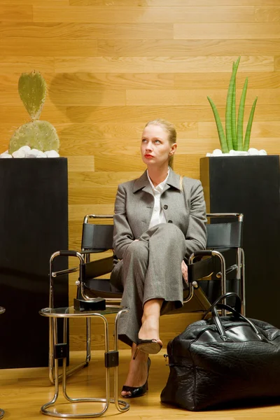 Iş kadını ofis lobisinde beklerken — Stok fotoğraf