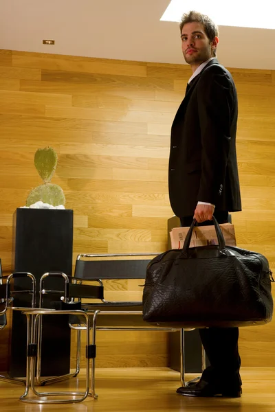 Üzleti ember az irodában lobby vár — Stock Fotó