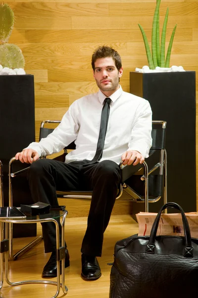Geschäftsmann wartet in Büro-Lobby — Stockfoto