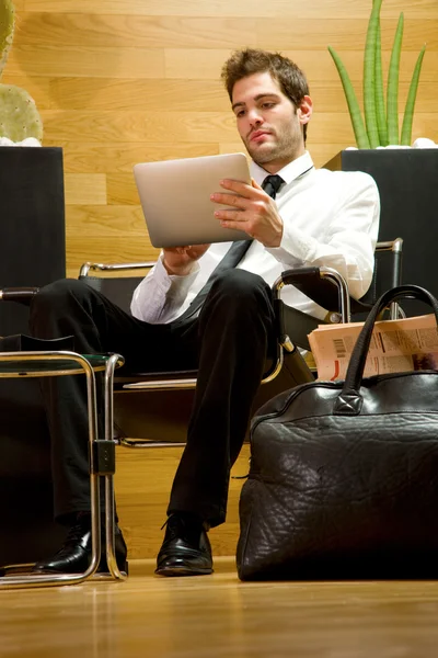 Ο άνθρωπος των επιχειρήσεων περιμένει στο λόμπι του γραφείο — Φωτογραφία Αρχείου