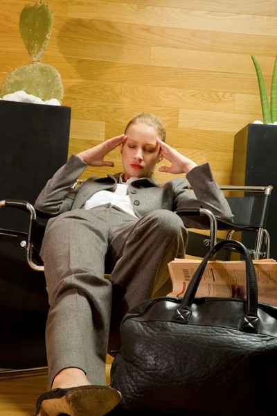 Affärskvinna som väntar i kontoret lobbyn — Stockfoto