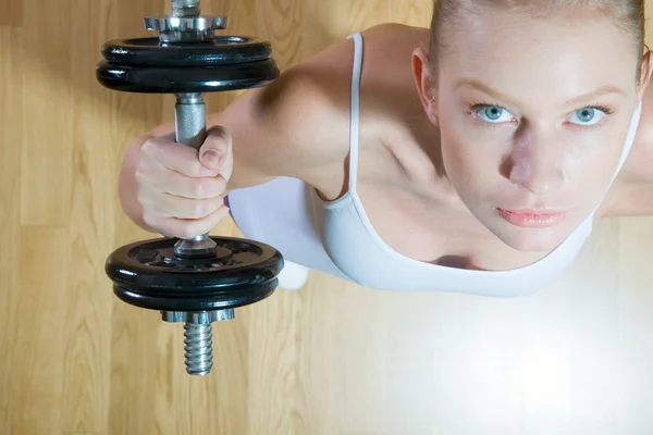 Vrouw tillen dumbbell in Gym — Stockfoto