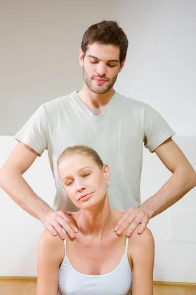 Erkek kadının omuzlarına masaj yapıyor. — Stok fotoğraf
