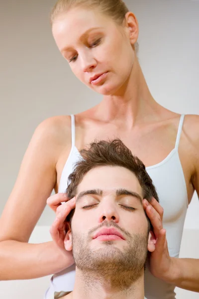 Mulher massageando templos de homem — Fotografia de Stock