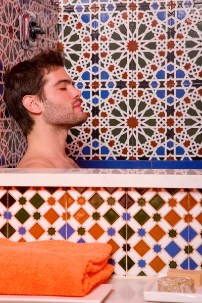Uomo nella vasca da bagno — Foto Stock
