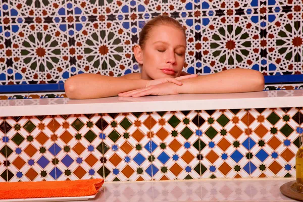 在浴缸中的女人 — 图库照片
