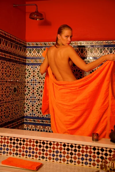 Kvinna i badrum med handduk — Stockfoto