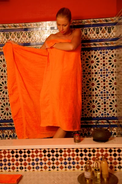 Frau im Badezimmer mit Handtuch — Stockfoto