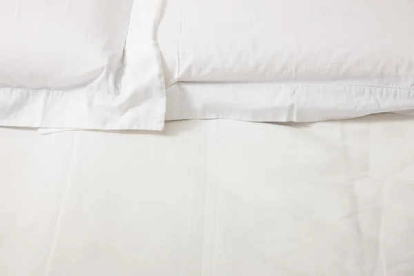 Podwójne łóżko z białą pościelą — Zdjęcie stockowe