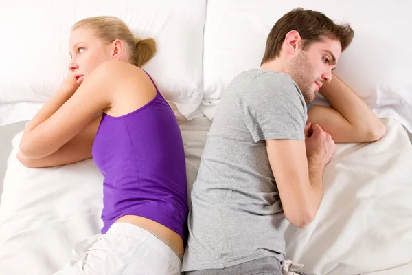 恋人たちのけんかを持つカップル バックツー バックのベッドで横になっています。 — ストック写真