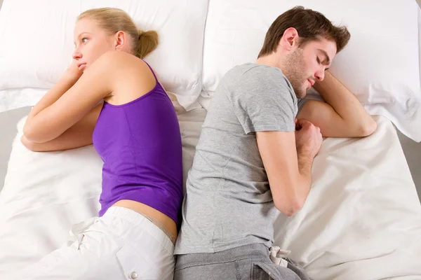 恋人たちのけんかを持つカップル バックツー バックのベッドで横になっています。 — ストック写真