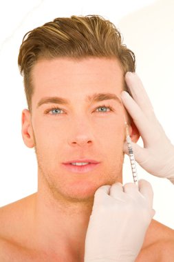 Botox enjeksiyonları yapan genç erkek