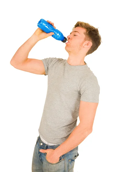 Joven beber bebida energética — Foto de Stock