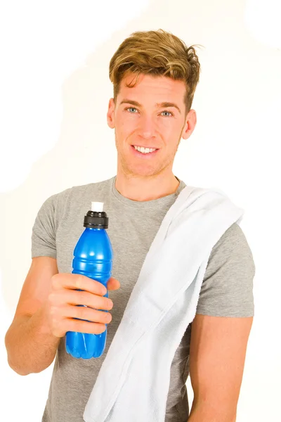 Enerji içeceği olan genç adam — Stok fotoğraf