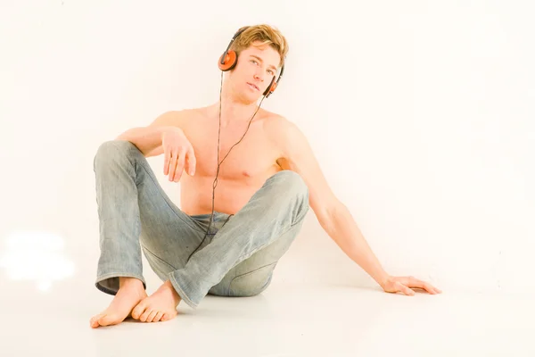 Hombre de pecho desnudo con auriculares — Foto de Stock