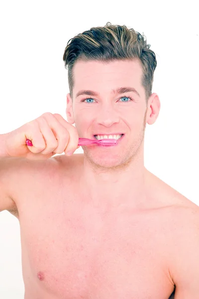 Молодой человек чистит зубы — стоковое фото