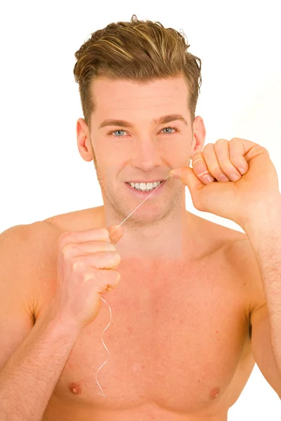 年轻人用牙线剔牙 — 图库照片