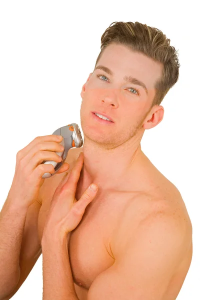 Ung man rakar sig med rakapparat — Stockfoto