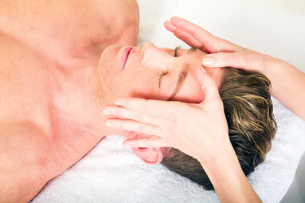 Jovem recebe uma massagem facial — Fotografia de Stock