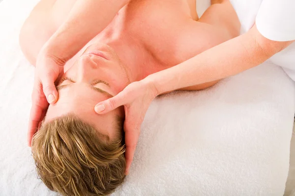 Giovane riceve un massaggio facciale — Foto Stock