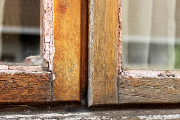 Уход за деревянными оконными рамами — стоковое фото