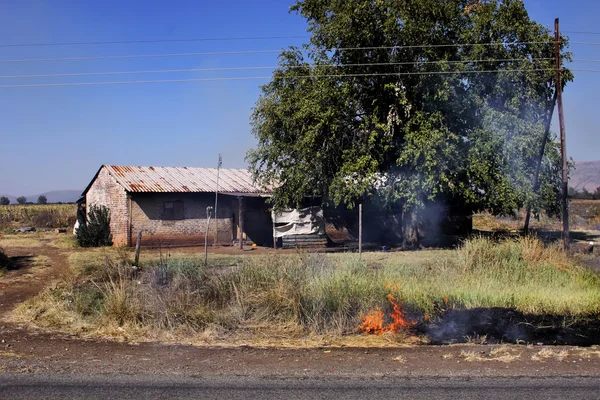 Czułem ogień blisko farm house — Zdjęcie stockowe