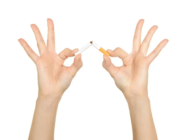 Женские руки измельчают сигареты — стоковое фото
