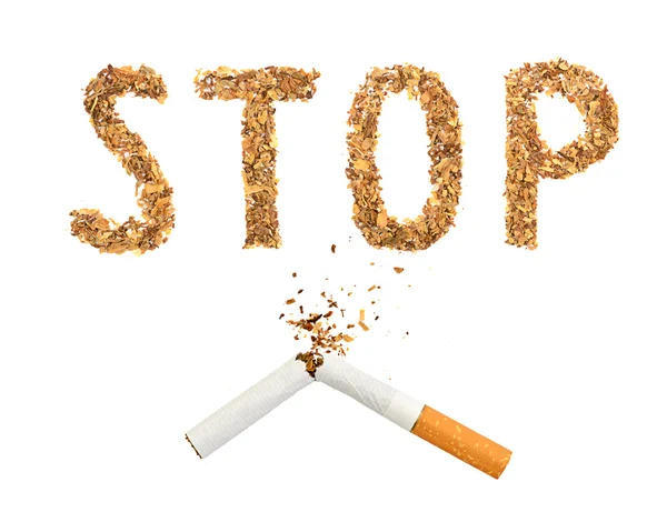 Сломанная сигарета и слово стоп из табака — стоковое фото