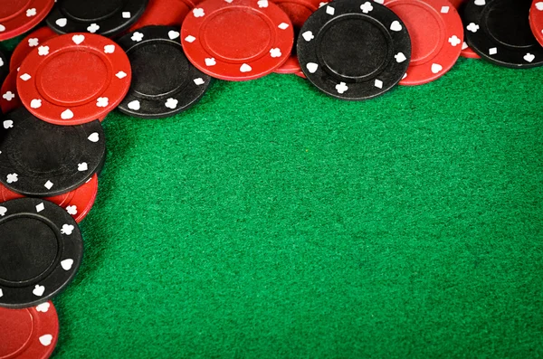 빨간색과 검은색 도박 칩 — 스톡 사진