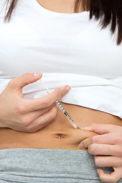 Un patient diabétique fait une injection d'insuline sous-cutanée — Photo