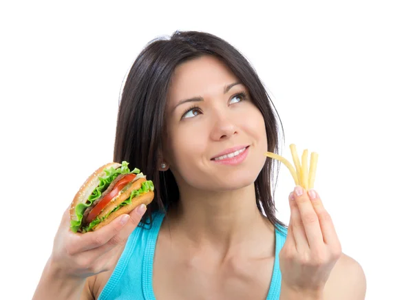 Młoda kobieta z Hamburger i frytki — Zdjęcie stockowe