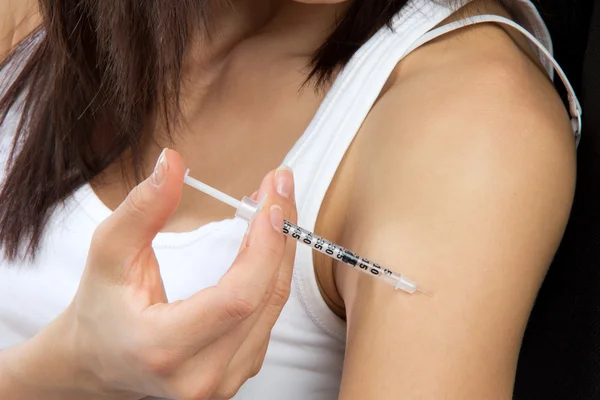 Cukrzyca insulina pacjenta grypie przez strzykawkę z dawki — Zdjęcie stockowe
