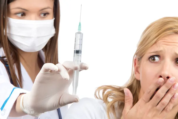Kvinna fruktar eller rädd för att spruta injektioner — Stockfoto
