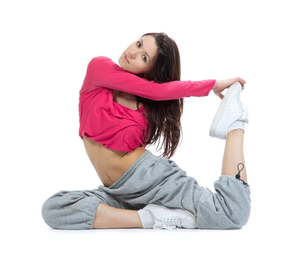 Довольно гибкая танцовщица делает упражнения на растяжку — стоковое фото