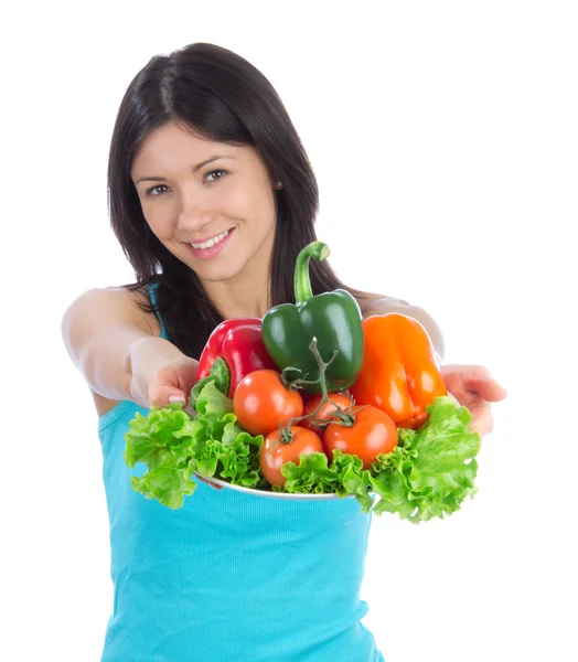 Mulher com prato de salada de legumes vegetarianos saudáveis frescos — Fotografia de Stock