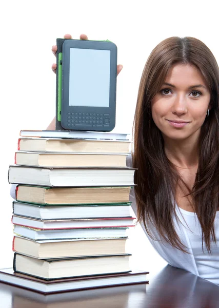 Женщина с книгами и электронным читателем — стоковое фото