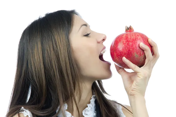 Жінка їсть або кусає гранатові фрукти — стокове фото