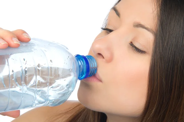 Žena pitné vody ze sportovní láhve — Stock fotografie