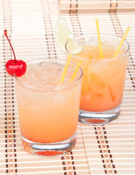 Алкогольні коктейлі маргарита або довгий острів чай Айд — стокове фото