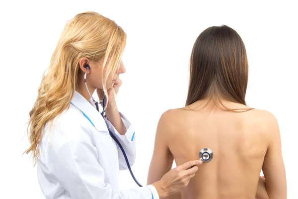 Lékař nebo zdravotní sestra auscultating pacient s stetoskop — Stock fotografie